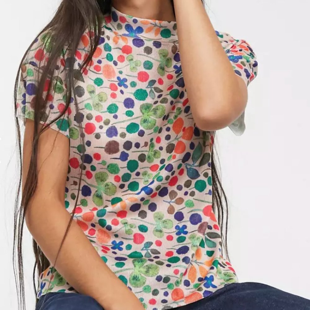 Glamorous fitted top in floal plisse